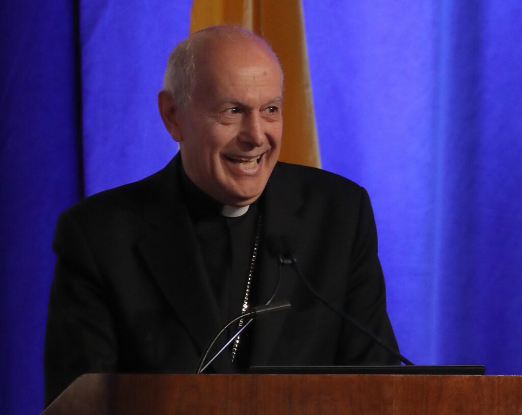 El arzobispo Gabriele G. Caccia, nuevo nuncio apostólico del Vaticano en Estados Unidos, interviene el 10 de junio de 2026 durante la reunión anual de primavera de la Conferencia de Obispos Católicos de Estados Unidos en Orlando, Florida.