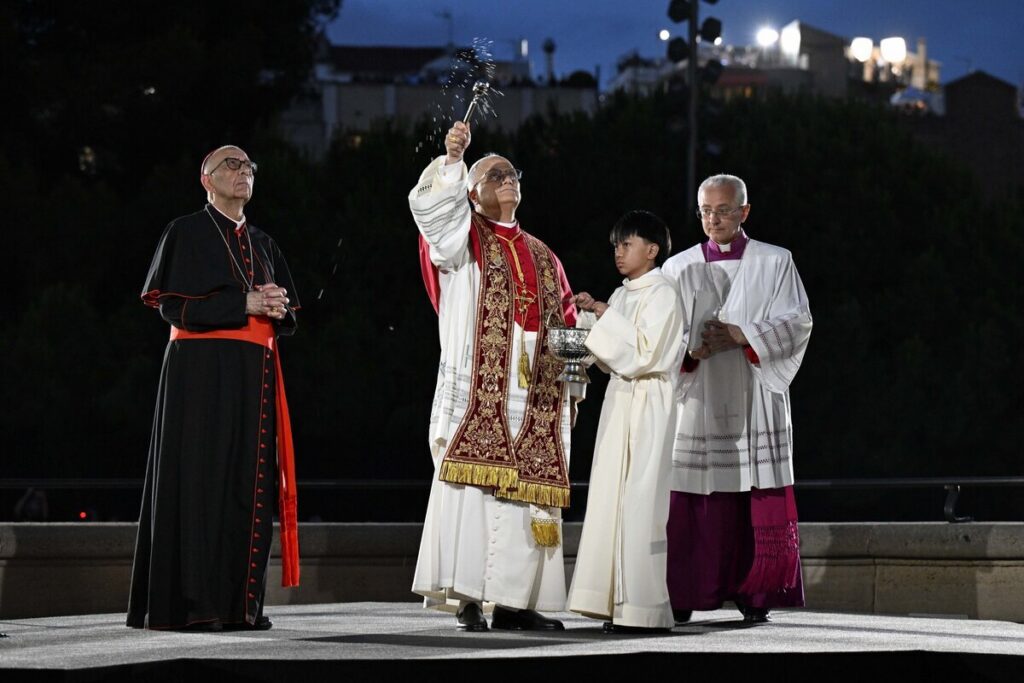 El papa León XIV rocía agua bendita durante la bendición e inauguración de la Torre de Jesucristo, tras celebrar la Misa en la Basílica de la Sagrada Familia de Barcelona, el 10 de junio de 2026, en el marco de su viaje apostólico a España, que tiene lugar del 6 al 12 de junio. (Foto OSV News/Vatican News)