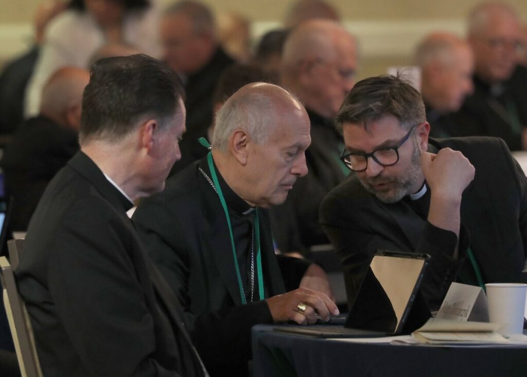 El arzobispo Gabriele G. Caccia, nuevo nuncio apostólico del Vaticano en Estados Unidos, conversa con otro prelado durante una sesión celebrada el 11 de junio de 2026 en el marco de la reunión anual de primavera de la Conferencia Episcopal de Estados Unidos, en Orlando (Florida). (Foto de OSV News/Bob Roller)