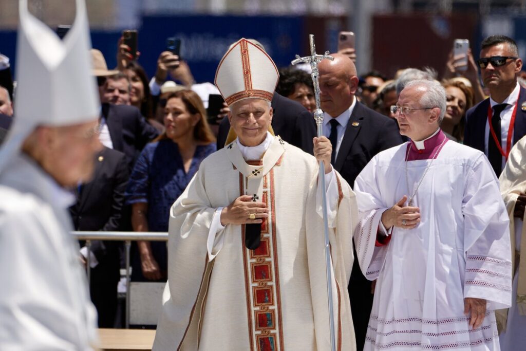 El papa León XIV recorre el puerto de Santa Cruz de Tenerife, España, el 12 de junio de 2026, antes de celebrar la Misa durante la última jornada de su viaje apostólico a las Islas Canarias. (Foto CNS/Lola Gómez)
