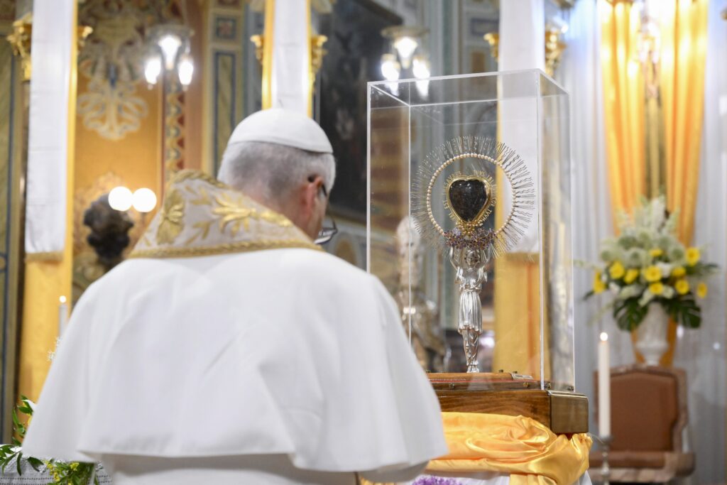 El papa León XIV venera una reliquia del corazón de Santa Francisca Javiera Cabrini --la primera ciudadana estadounidense canonizada santa-- en la parroquia de San Antonio Abad y Santa Francisca Cabrini, durante una visita a Sant'Angelo Lodigiano, su lugar de nacimiento en el norte de Italia, el 20 de junio de 2026.