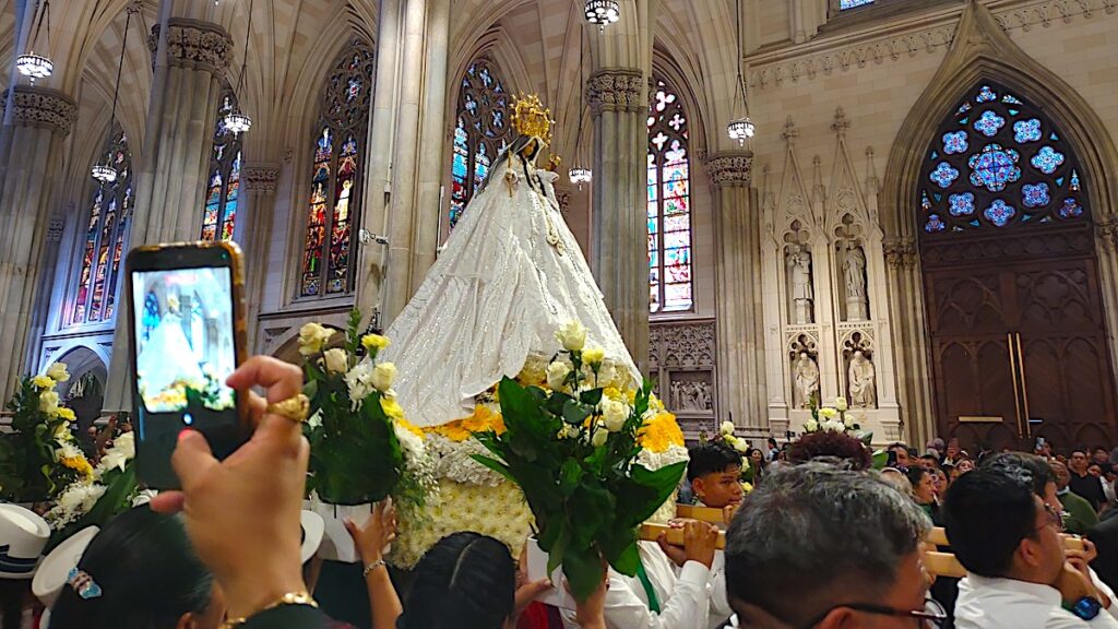 Un grupo de feligreses cargan la estatua de la Virgen del Cisne (Ecuador) durante la Misa anual en su honor en la Catedral de San Patricio, el pasado domingo 28 de septiembre de 2025. Foto: cortesía Apostolado de la Diversidad Cultural de la Arquidiócesis de Nueva York