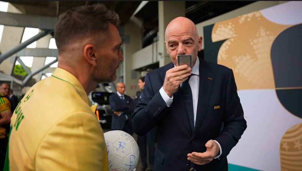 Gianni Infantino, presidente de la FIFA, besa la estampa de la Virgen de Guadalupe que le entregó el presentador y actor Julián Gil el jueves 11 de junio, antes del partido inaugural del Mundial de Fútbol en el Estadio de Ciudad de México. Foto: cortesía de Líderes Latinos.