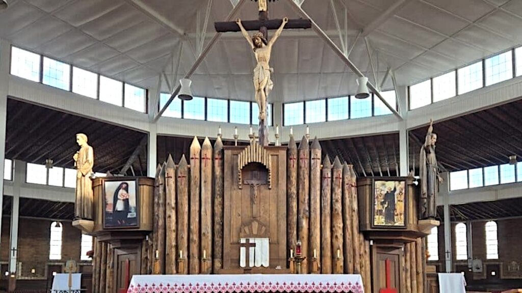 Foto del altar del Santuario Nacional de Nuestra Señora de los Mártires en Auriesville, Nueva York, el padre Isaac Jogues y dos jesuitas laicos, René Goupil y John Lalande, fueron asesinados en la década de 1640 a causa de su fe. Foto: cortesía del Santuario Nacional de Nuestra Señora de los Mártires