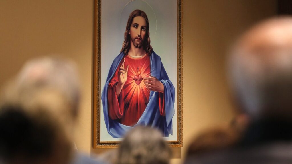 Se aprecia una pintura del Sagrado Corazón de Jesús durante la misa del Domingo de Ramos en la iglesia del Sagrado Corazón de Prescott, Arizona, el 13 de abril de 2025. (Foto de OSV News/Bob Roller)