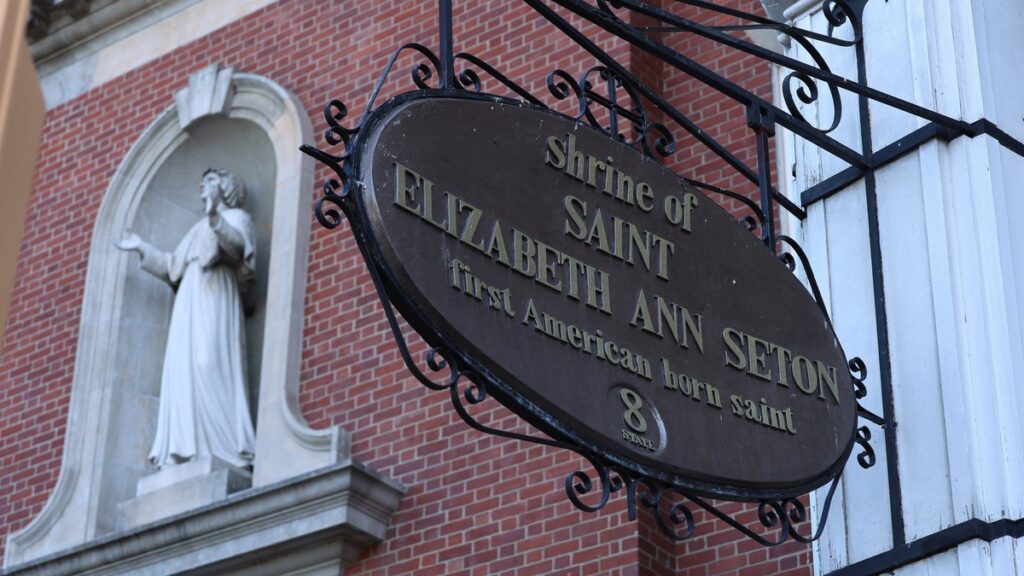 Fachada del Santuario de Elizabeth Ann Seton, ubicado en la Iglesia de Nuestra Señora del Santo Rosario, situada en el número 7 de la calle State, en el distrito financiero de Manhattan. Foto: Patrick Grady