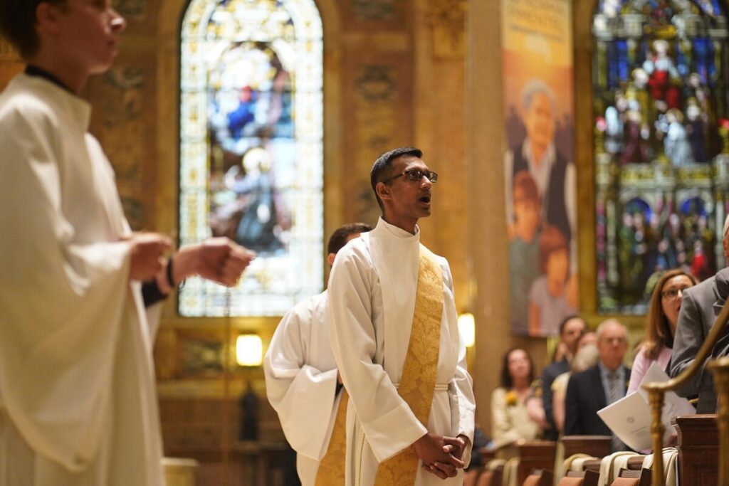 El diácono Melvin Rayappa reza durante su ordenación sacerdotal en la iglesia de San Ignacio de Loyola, en la ciudad de Nueva York, el 14 de junio de 2025. (Foto de OSV News/Gregory A. Shemitz)