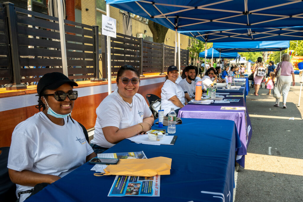 Voluntarios en un evento de Caridades Católicas de Nueva York durante el Día de la Comunidad del Centro Cardinal Spellman, Manhattan. Foto de Tony Falcone/Caridades Católicas de Nueva York