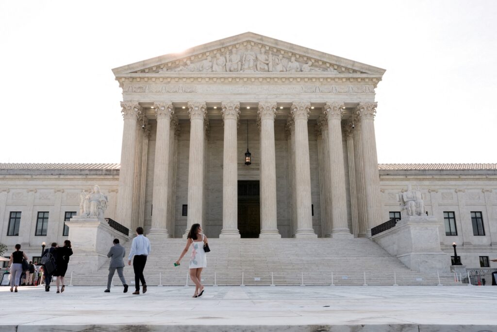 Unas personas caminan frente al edificio de la Corte Suprema en Washington, el 30 de junio de 2026, mientras el tribunal se dispone a emitir los fallos definitivos de su periodo de sesiones de nueve meses. Ese día, la Corte Suprema anunció que decidirá si las ciudades y los estados pueden prohibir la posesión de rifles AR-15 y armas semiautomáticas similares, abordando así una importante controversia sobre la Segunda Enmienda que anteriormente había optado por no tratar.