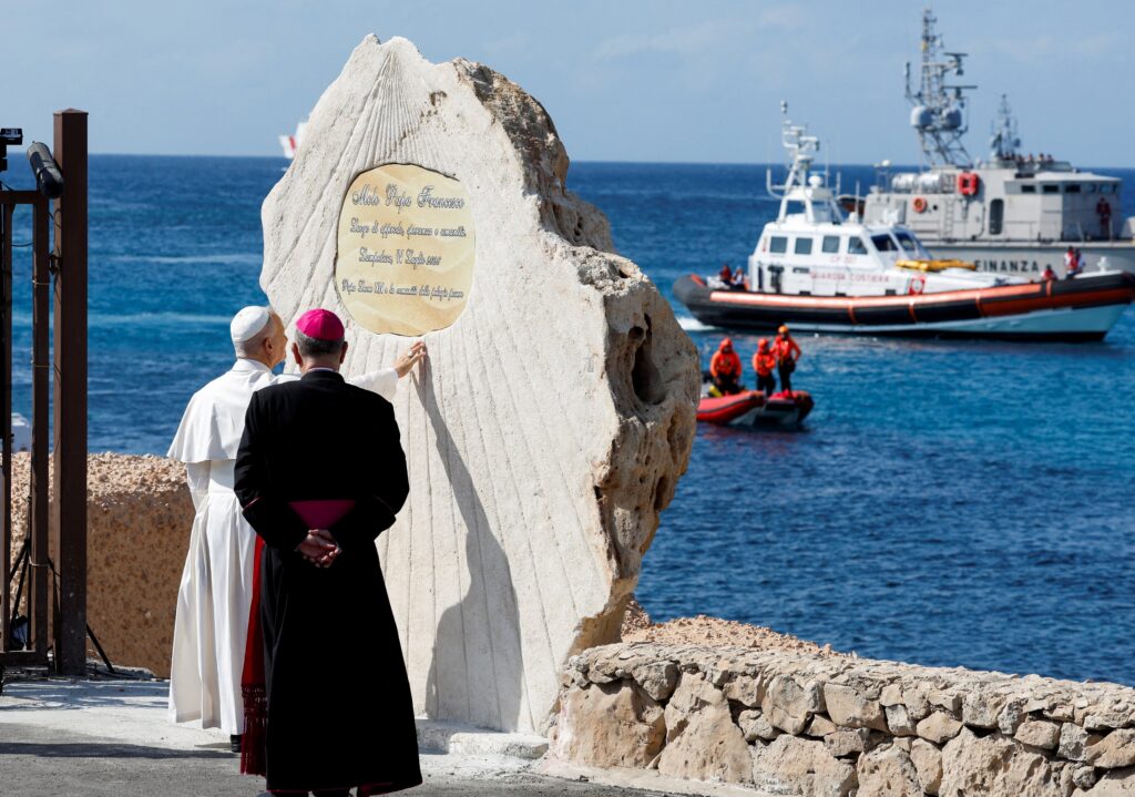 El Papa León XIV bendice una placa en el Molo Favaloro de Lampedusa, Italia, y dedica el muelle al Papa Francisco durante su visita a la isla, la cual es un punto de entrada clave para los migrantes que cruzan el mar Mediterráneo, en el marco de un viaje pastoral realizado el 4 de julio de 2026.