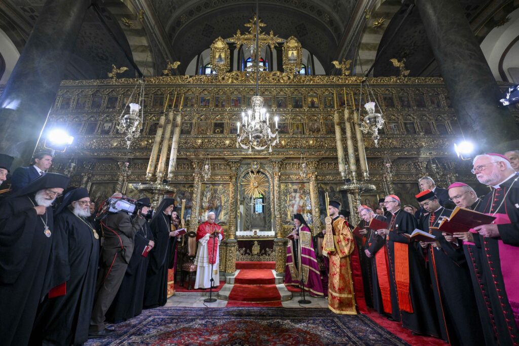 El papa León XIV y el Patriarca Ecuménico Ortodoxo Bartolomé de Constantinopla asisten a un servicio de oración el 29 de noviembre de 2025 en la Catedral Patriarcal de San Jorge, en Estambul. Durante una audiencia con una delegación ortodoxa en el Vaticano el 30 de junio de 2026, el Papa León expresa su esperanza de que todos los cristianos celebren juntos el aniversario de la Redención de Cristo en 2033.