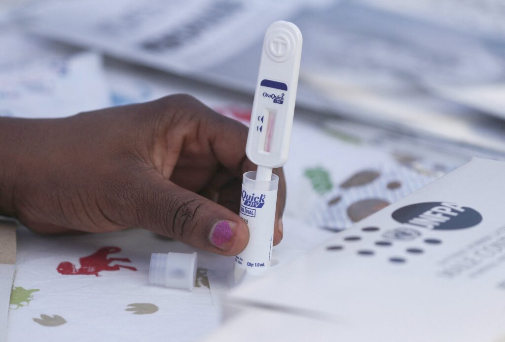 Una funcionaria de salud realiza una prueba rápida de VIH durante el lanzamiento de Lenacapavir, una inyección de acción prolongada para la prevención del VIH, en Epworth, Zimbabue, el 19 de febrero de 2026.