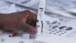 Una funcionaria de salud realiza una prueba rápida de VIH durante el lanzamiento de Lenacapavir, una inyección de acción prolongada para la prevención del VIH, en Epworth, Zimbabue, el 19 de febrero de 2026.