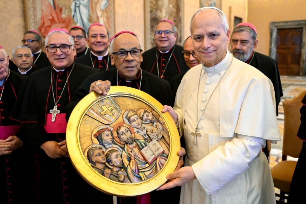 El papa León XIV, fotografiado junto a obispos peruanos el 30 de enero de 2026, sostiene una imagen que estos le obsequiaron, la cual muestra a Jesucristo en el centro, con Santa Rosa de Lima en la parte superior izquierda y otras figuras de la Iglesia peruana. (Foto CNS/Vatican Media)