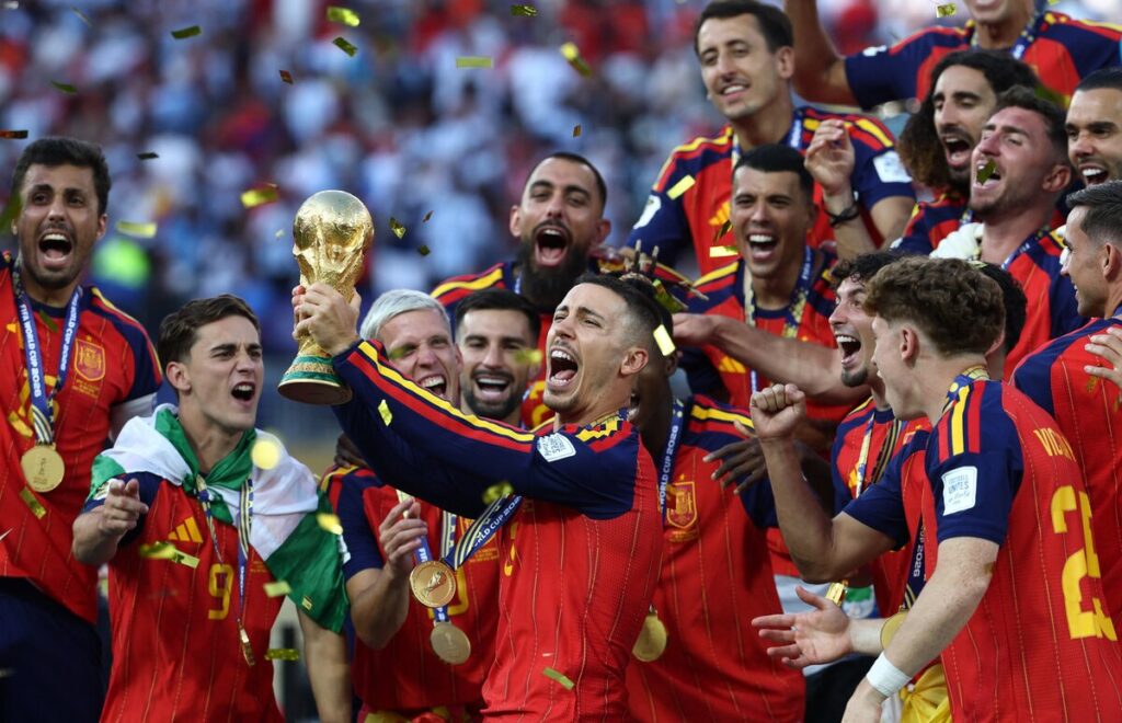 Alex Grimaldo, de la selección de España, alza el trofeo de la Copa del Mundo del Mundial de la FIFA 2026 junto a sus compañeros el 19 de julio en el estadio New York-New Jersey en East Rutherford, Nueva Jersey. (Foto OSV News/Mark J Rebilas IMAGN IMAGES vía Reuters)