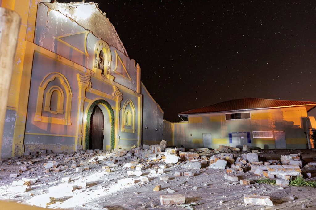 Se observan escombros frente a una iglesia dañada en Chupuro, Perú, el 19 de julio de 2026, tras el terremoto de magnitud 5,1 que sacudió el centro del país. (Foto de OSV News/Yershon Vilca, Reuters)
