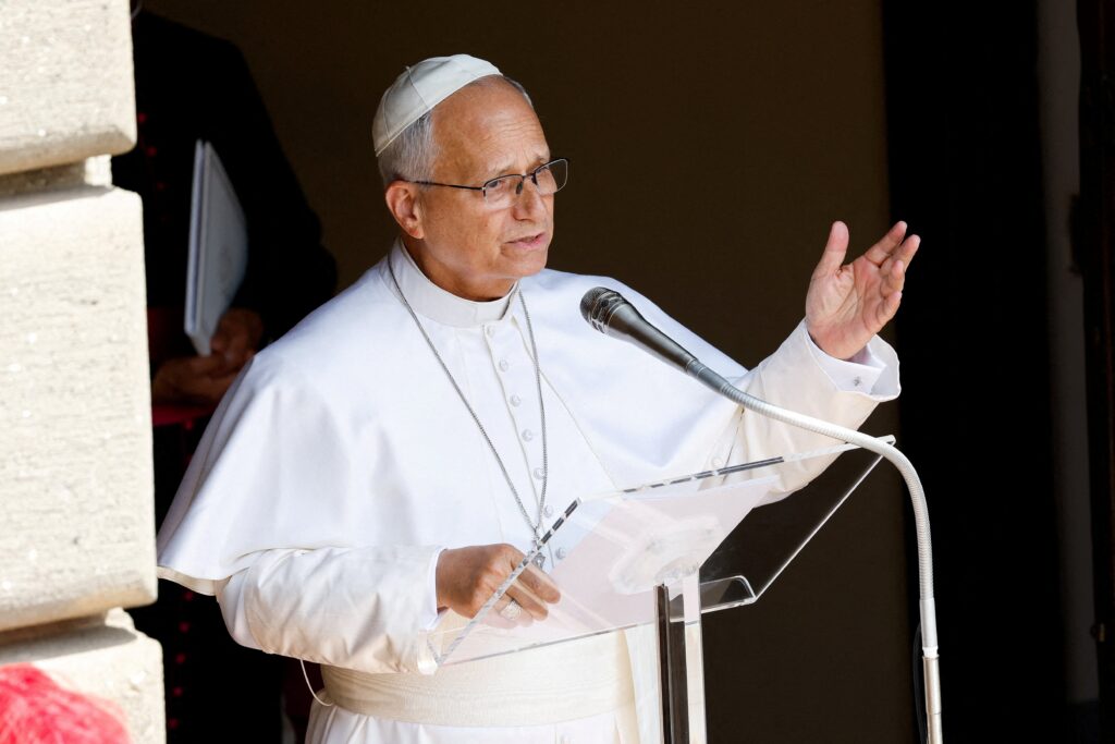 El papa León XIV dirige el rezo del Ángelus en la Piazza della Libertà de Castel Gandolfo, cerca de Roma, el 26 de julio de 2026. Hizo un llamamiento al diálogo, a la diplomacia y a la oración por una paz justa en Tierra Santa y Oriente Medio.