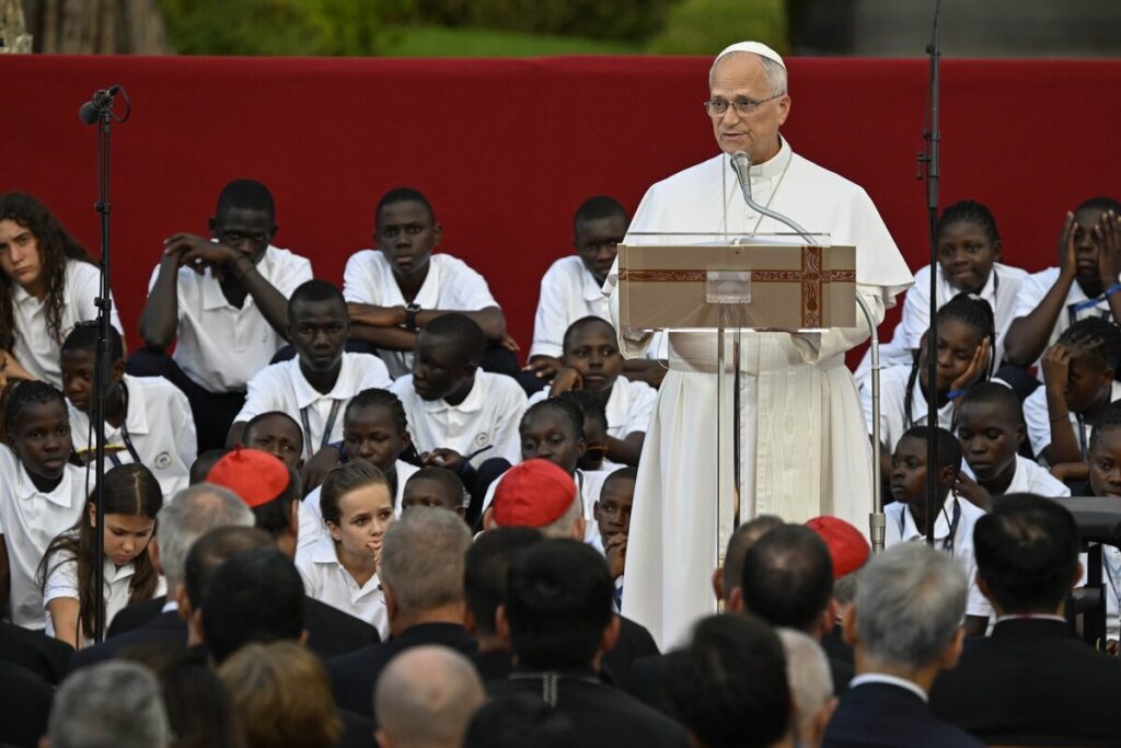 El papa León XIV interviene en el acto "Cántico de la Paz", celebrado en los Jardines del Vaticano en Castel Gandolfo la tarde del 29 de julio de 2026, en el que actuaron el tenor italiano Andrea Bocelli y un coro infantil de 164 miembros. (Foto de OSV News/Matteo Pernaselci, Vatican Media)