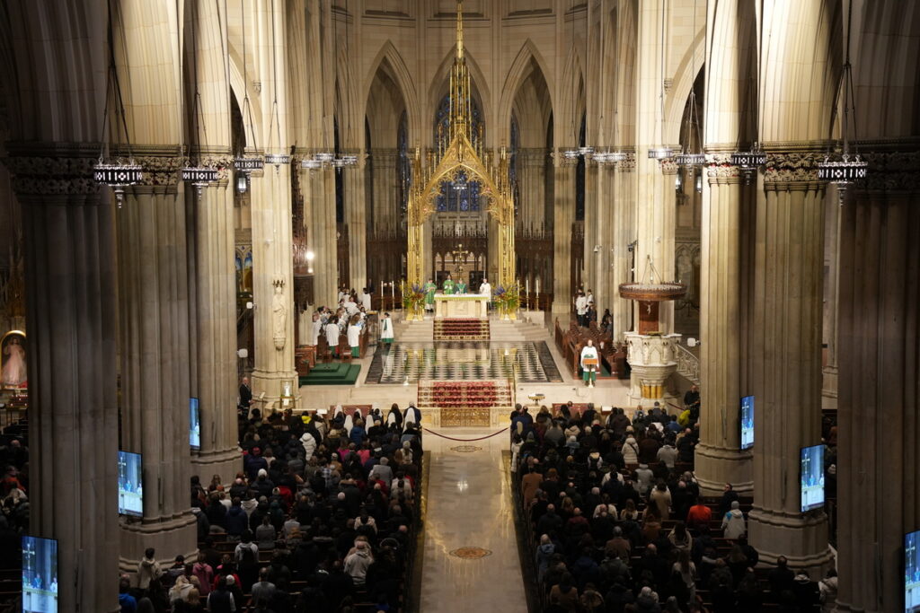 Foto del interior de la Catedral de San Patricio durante la primera Misa dominical del arzobispo Ronald A. Hicks, arzobispo de Nueva York, el 8 de febrero de 2026. Foto de Mary Shovlain/The Good Newsroom.