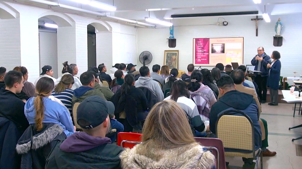 El diácono Fernando Cortés, instructor del Programa Pre-Caná de la Arquidiócesis de Nueva York, junto a su esposa, Sidia Cortés, facilitadora e instructora del Programa de Preparación Matrimonial de la Arquidiócesis de Nueva York, durante una clase de Pre-Caná en enero de 2026. Foto: Fernanda Pierorazio/The Good Newsroom