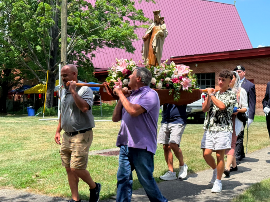 Los peregrinos llevan una estatua de Nuestra Señora del Monte Carmelo el día de su festividad, el 16 de julio de 2025, en Middletown. Foto: Steven Schwankert/The Good Newsroom