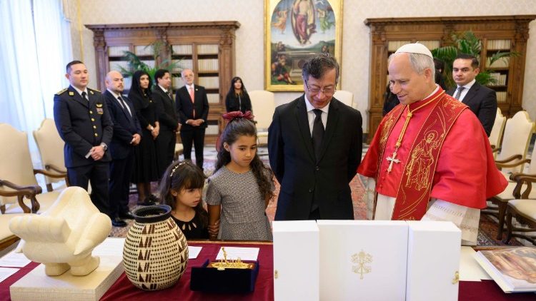 Intercambio de dones entre el papa León XIV y el presidente de Colombia, Gustavo Petro, el 2 de julio en el Palacio Apostólico Vaticano. Foto: Vatican Media