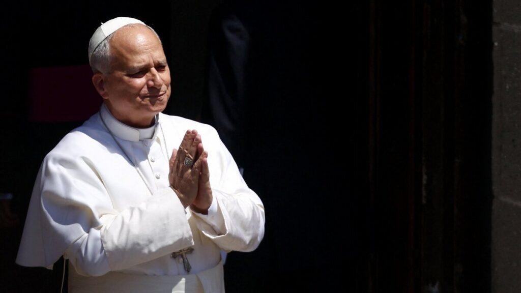 El papa León se presenta ante la multitud tras la oración del Ángelus en la Piazza della Libertà de Castel Gandolfo, cerca de Roma (Italia), el 12 de julio de 2026. (Foto de OSV News/Guglielmo Mangiapane, Reuters)