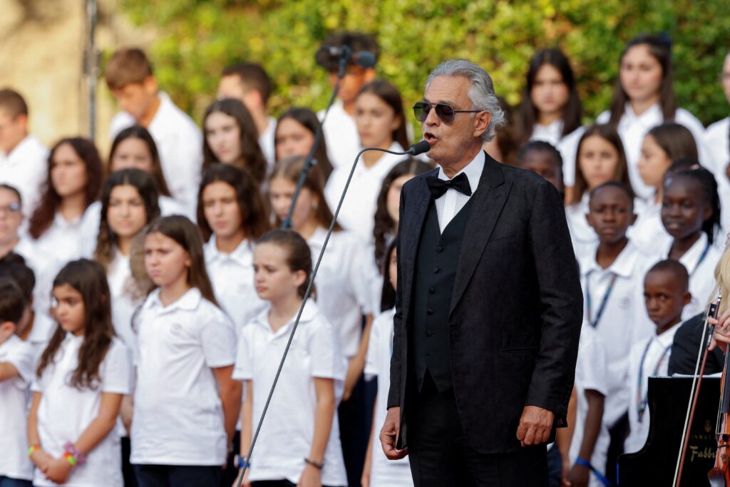 El tenor italiano Andrea Bocelli y un coro infantil de 164 miembros cantan para el papa León XIV en el evento "Cántico de la Paz" en los Jardines Vaticanos de Castel Gandolfo la noche del 29 de julio de 2026.