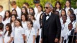 El tenor italiano Andrea Bocelli y un coro infantil de 164 miembros cantan para el papa León XIV en el evento "Cántico de la Paz" en los Jardines Vaticanos de Castel Gandolfo la noche del 29 de julio de 2026.