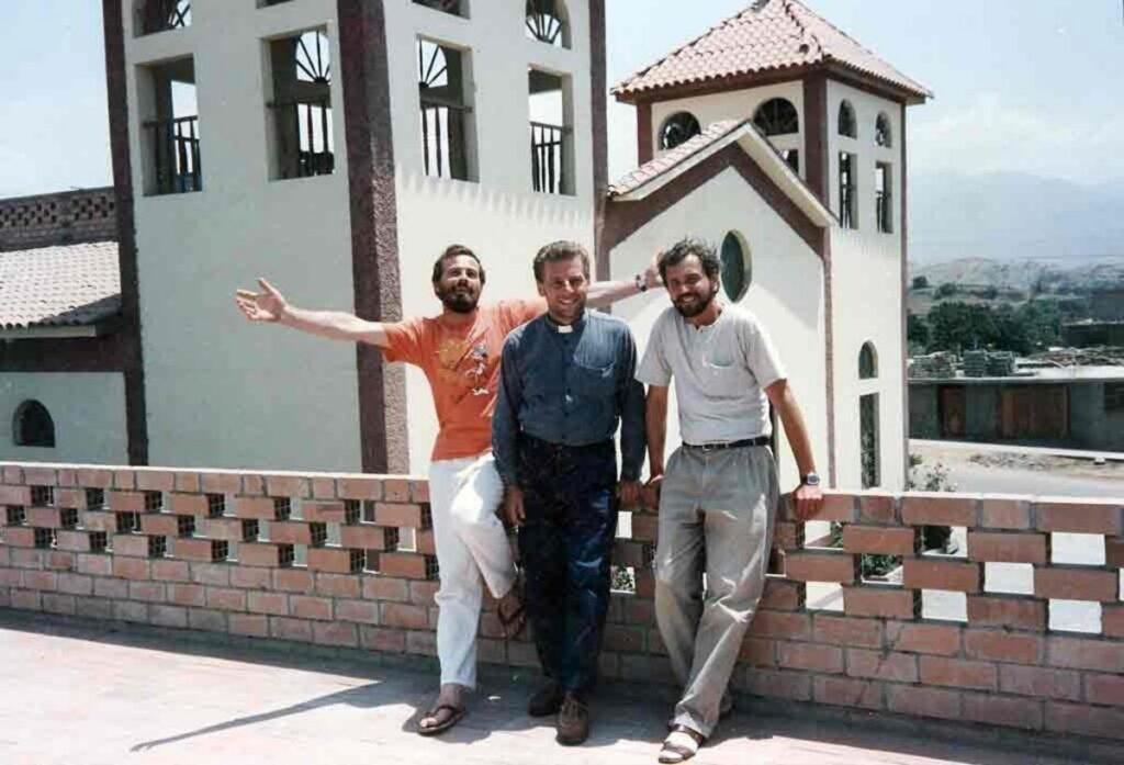 Los padres franciscanos conventuales Michal Tomaszek, a la izquierda, Zbigniew Strzalkowski y Jaroslaw Wysoczanski sonríen para una foto en su misión de Perú, en una imagen sin fecha. 2015. (Foto de OSV News/cortesía del padre Jaroslaw Wysoczanski)