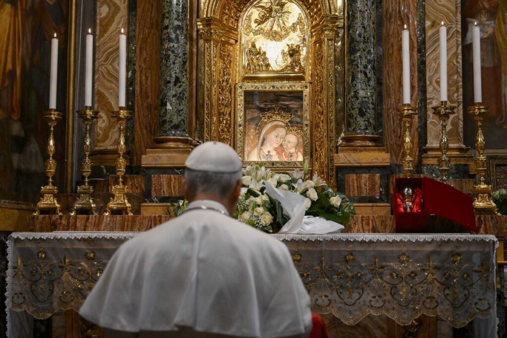 El papa León XIV reza ante una imagen de María y el Niño Jesús en el santuario de Nuestra Señora del Buen Consejo, en Genazzano (Italia), al sureste de Roma, el 10 de mayo de 2025.(Foto CNS/Vatican Media)
