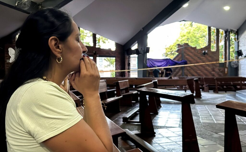 Una mujer reza en el interior de una iglesia católica que resultó dañada durante un terremoto en Cali (Colombia), el 10 de agosto de 2026. (Foto de OSV News/Marco Trujillo, Reuters)