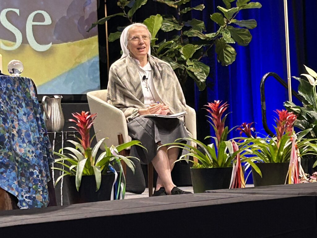 La hermana misionera de la Consolata Simona Brambilla, secretaria del Dicasterio vaticano para los Institutos de Vida Consagrada y las Sociedades de Vida Apostólica, pronuncia un discurso el 13 de agosto de 2025 en Atlanta, durante la asamblea anual de la Conferencia de Liderazgo de Religiosas (LCWR). Para la asamblea de la LCWR de 2026 en Orlando, Florida, el papa León XIV envió un mensaje en video el 12 de agosto animando a las miembros de la organización a fomentar las vocaciones a la vida religiosa en Estados Unidos.