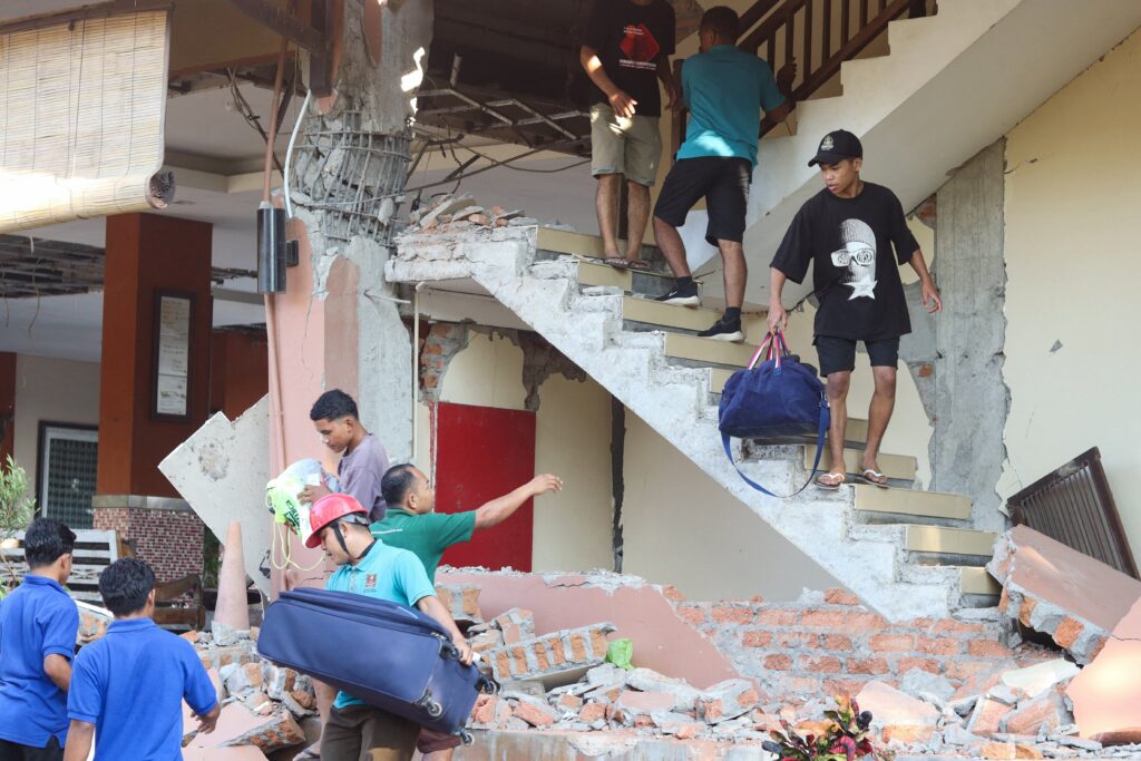People evacuate from a building collapse at Jayakarta hotel following an earthquake of magnitude 7.7, in Labuan Bajo, East Nusa Tenggara, Indonesia, Aug.15, 2026.
