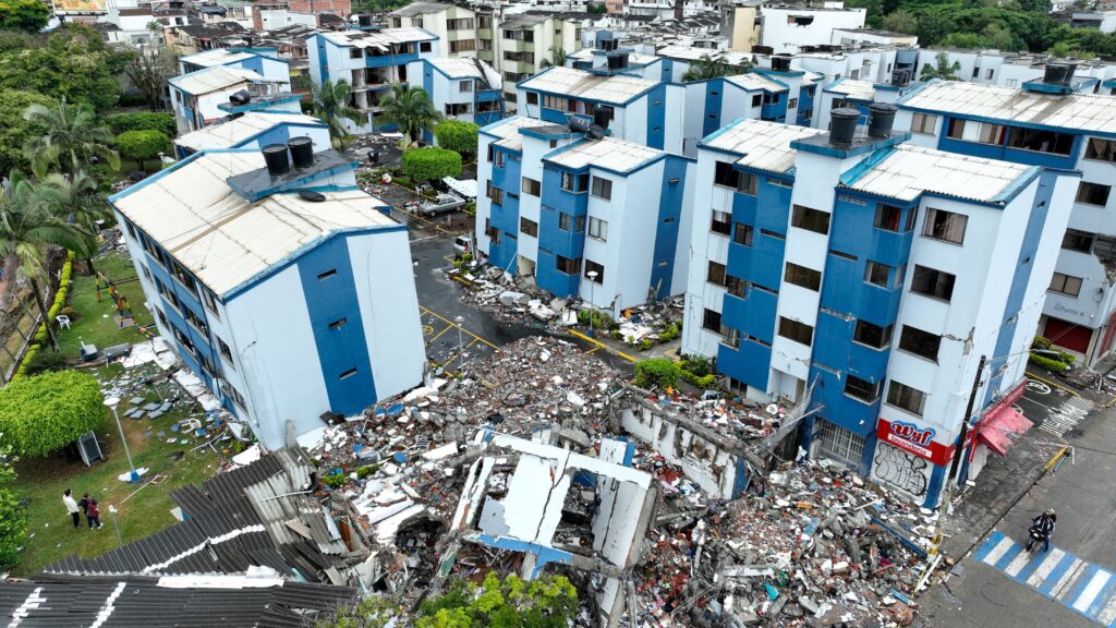 Vista aérea captada por un dron de un barrio con edificios derrumbados en Pereira, Colombia, el 17 de agosto de 2026, tras un terremoto de magnitud 7,4. Sacerdotes de la Arquidiócesis de Bogotá, encabezados por su obispo, el cardenal Luis José Rueda Aparicio, emprendieron una misión de cinco días para brindar asistencia espiritual a las personas que viven en las ciudades afectadas por el terremoto del 10 de agosto.