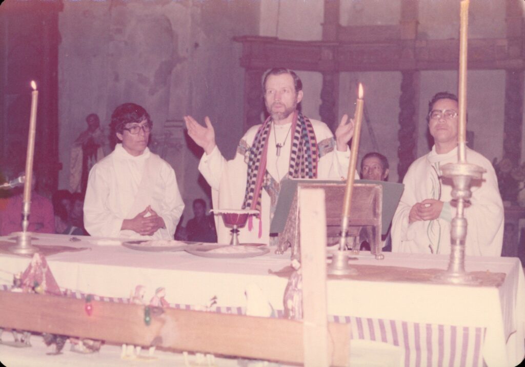 El entonces padre Stanley Rother aparece en una imagen del documental "American Martyr: The Stanley Rother Story", cuyo estreno en cines de todo el país está previsto para los días 25 a 27 de agosto de 2026 (la función del 27 de agosto será en español). El documental narra la historia del sacerdote de Oklahoma que sirvió en Guatemala a través de los testimonios de quienes lo conocieron --feligreses, catequistas y familiares, así como de las personas que actualmente participan en su causa de canonización.
