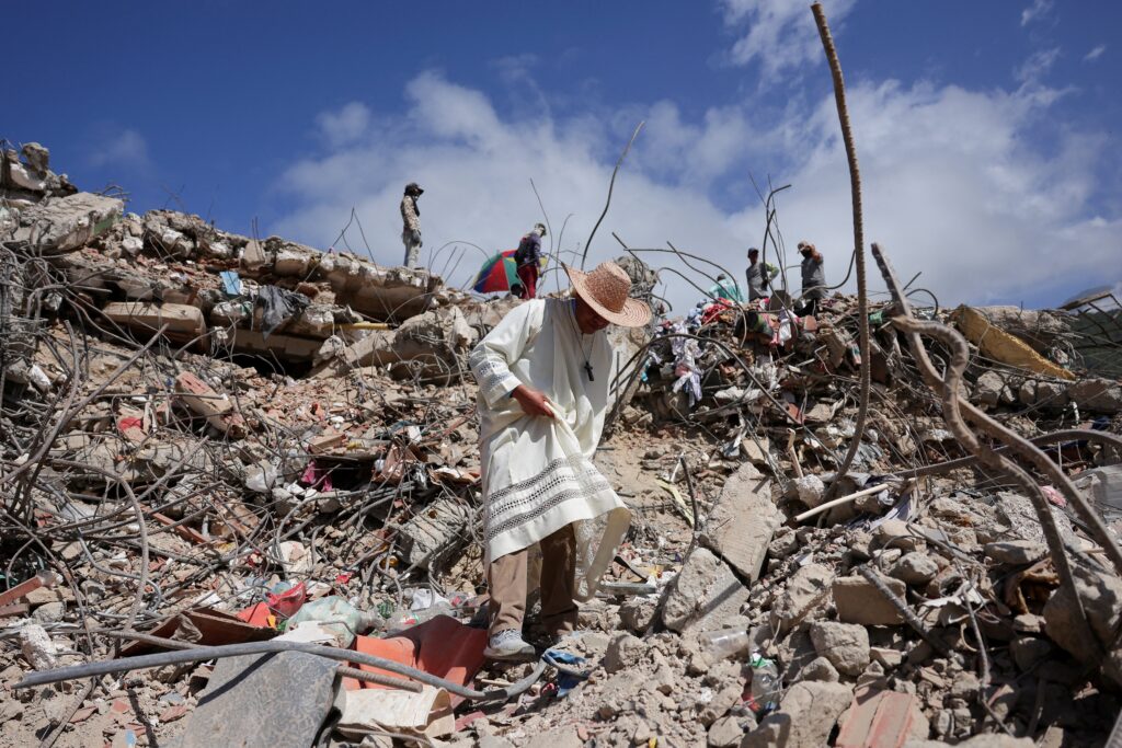 Un sacerdote camina entre los escombros de un edificio derrumbado en La Guaira, Venezuela, el 17 de julio de 2026, tras los terremotos del 24 de junio. Dos terremotos catastróficos golpearon Venezuela en rápida sucesión, dejando más de 6.000 muertos.