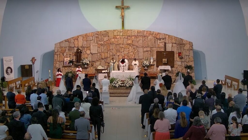 El padre John Higgins celebra una Misa nupcial colectiva, Caná en la Santa Cruz, en 2023 en la Iglesia de la Santa Cruz, en el Bronx. Foto cortesía de la Iglesia de la Santa Cruz