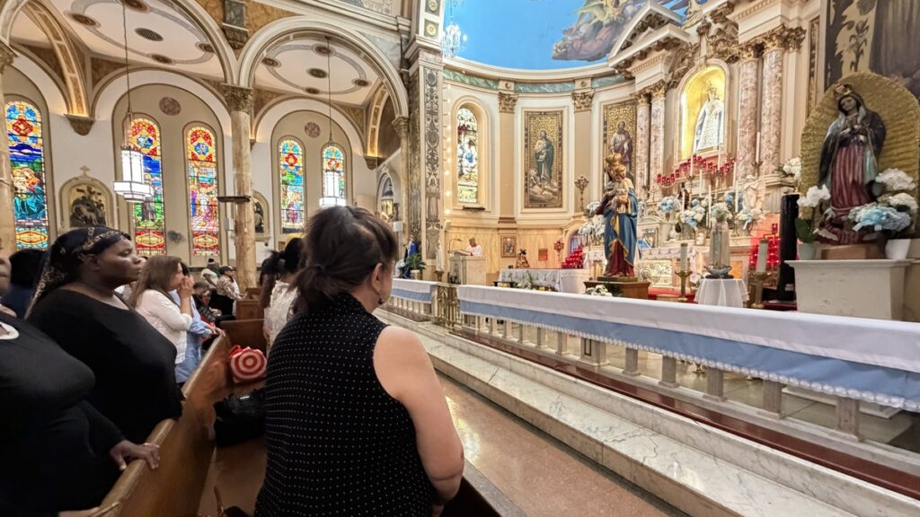 Feligreses rezan durante la Misa con motivo de la festividad de Nuestra Señora del Monte Carmelo en el santuario nacional de Harlem, el 16 de julio de 2026. Foto de Mary Shovlain/The Good Newsroom.