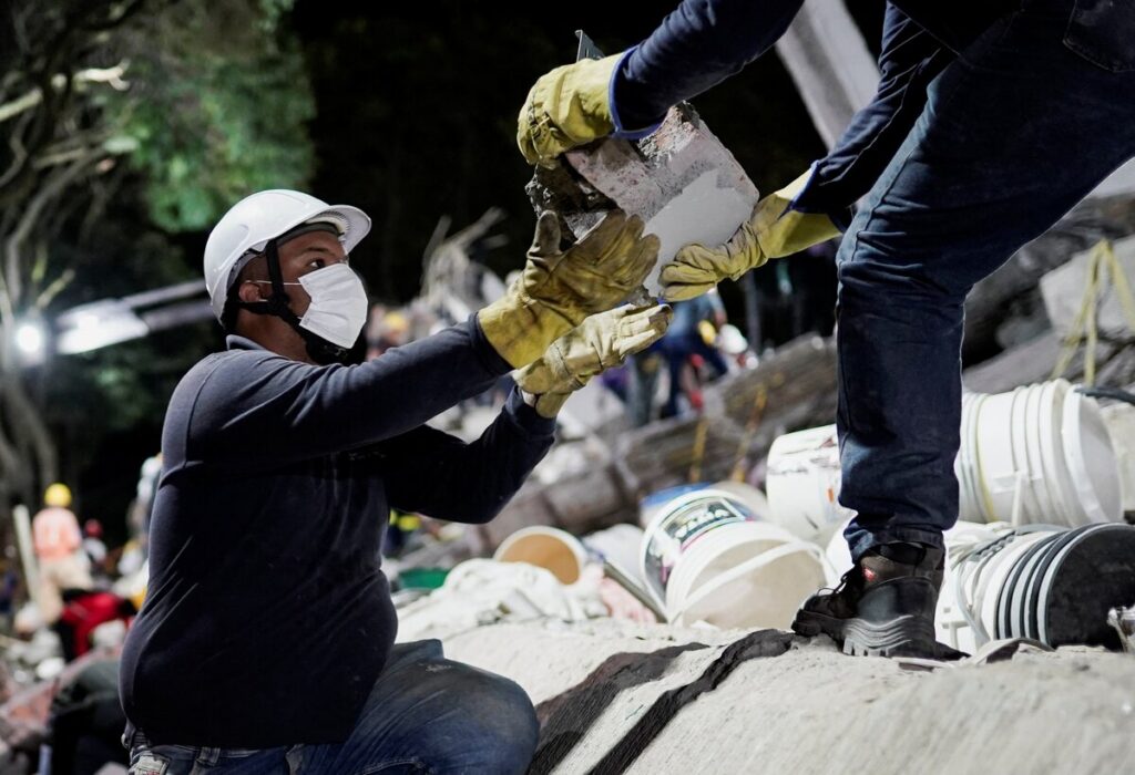 El personal de rescate trabaja durante las operaciones de búsqueda y salvamento en el edificio Torres de Limonar, en Cali (Colombia), el 11 de agosto de 2026. (Foto de OSV News/Sergio Acero, Reuters)