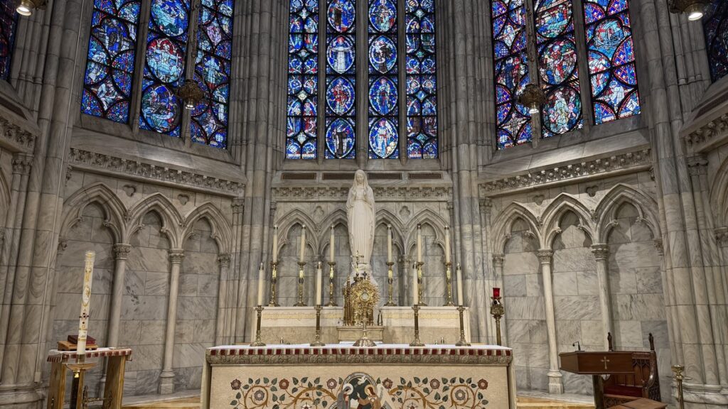 La capilla de la Virgen, donde se encuentra la estatua conocida como Nuestra Señora de Nueva York, está situada detrás del altar mayor de la Catedral de San Patricio y alberga una hermosa estatua de la Virgen María que sirve de punto focal para la oración y la reflexión privada. Foto por Fernanda Pierorazio/The Good Newsroom
