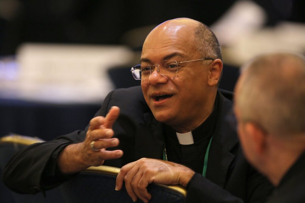 El arzobispo Shelton J. Fabre, de Louisville (Kentucky), hace un gesto antes del inicio de una sesión celebrada el 16 de noviembre de 2022 en el marco de la asamblea general de otoño de la Conferencia Episcopal de Estados Unidos, en Baltimore. (Foto CNS/Bob Roller)