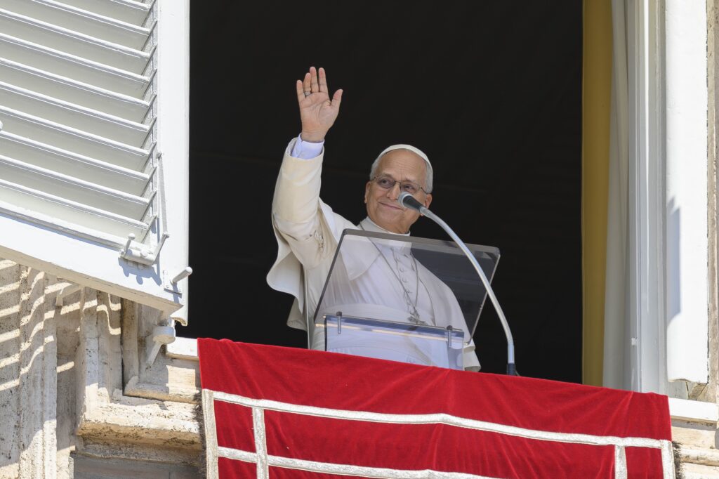El papa León XIV saluda a la multitud en la plaza de San Pedro el 6 de septiembre de 2026, antes de dirigir el rezo del Ángelus.