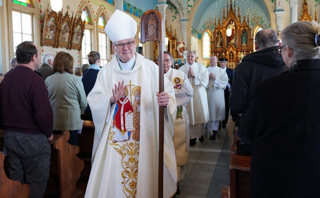 El obispo Brendan J. Cahill, de Victoria (Texas), saluda con la mano mientras sale en procesión de la Iglesia de San Cirilo y San Metodio, en Dubina (Texas), el 14 de febrero de 2022. El 17 de septiembre de 2026 se anunció que el papa León XIV había nombrado al obispo Cahill nuevo obispo de la Diócesis de Joliet (Illinois). Foto: OSV News/Janet Jones, The Catholic Lighthouse