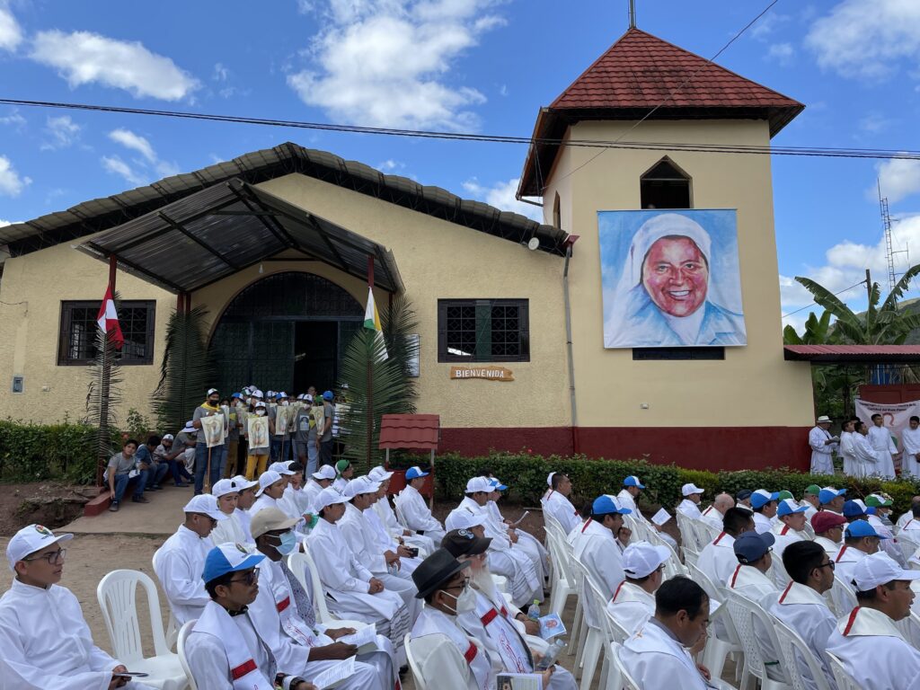 Una pancarta de la hermana María Agustina Rivas López, de la Congregación del Buen Pastor, cuelga de la iglesia durante la Misa de beatificación celebrada el 8 de mayo de 2022 en La Florida, en la región amazónica central de Perú, donde fue asesinada por terroristas en 1990. (Foto CNS/Kurth Mendoza, Conferencia Episcopal del Perú)