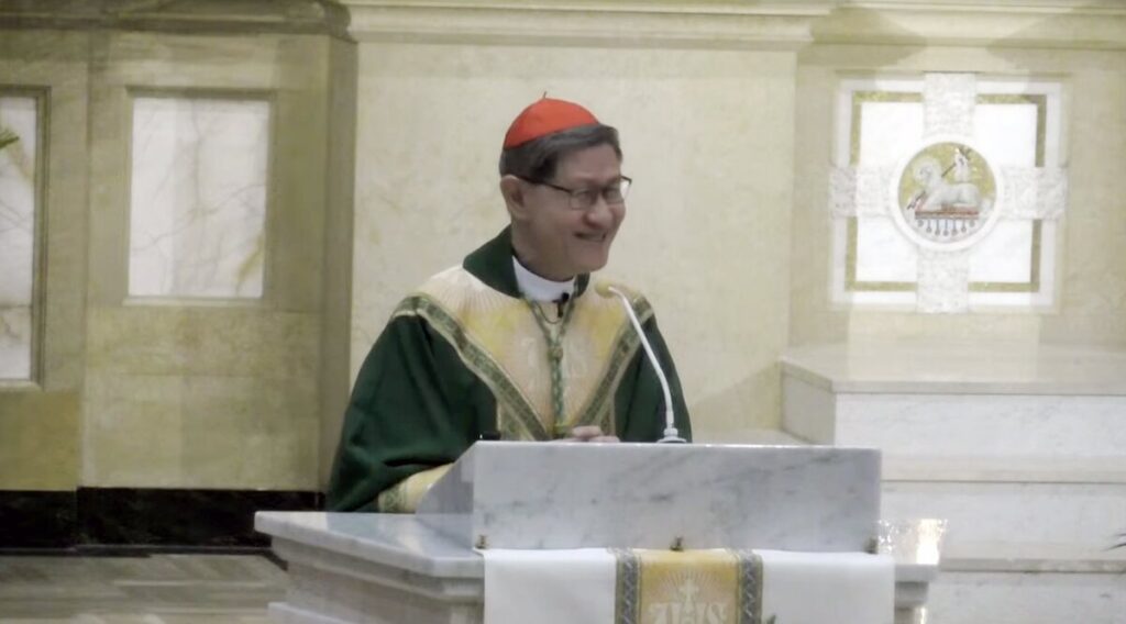 El cardenal Luis Tagle, pro-prefecto del Dicasterio para la Evangelización, pronuncia una homilía durante una Misa en la Catedral de Santa María de la Inmaculada Concepción de Peoria (Illinois), donde está enterrado el arzobispo Fulton J. Sheen, el 22 de septiembre de 2026, dos días antes de la beatificación de Sheen en San Luis. (Captura de pantalla de OSV News/canal de YouTube de la Diócesis de Peoria)