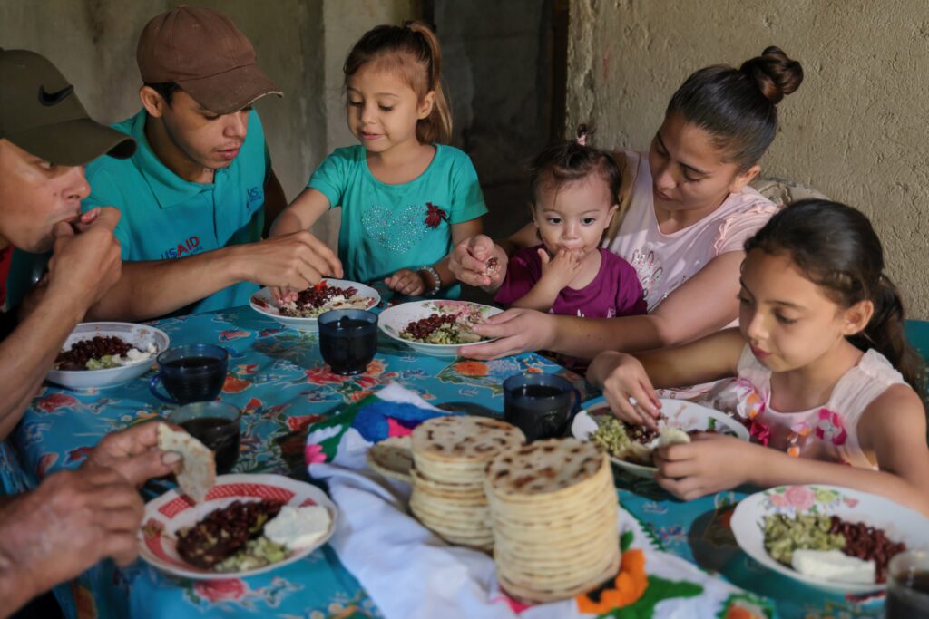 La familia Muñoz Pérez desayuna junta, comiendo los alimentos que ellos mismos producen como agricultores en la comunidad de San Simón, municipio de San Andrés, departamento de Lempira, Honduras, según se aprecia en esta foto de archivo.