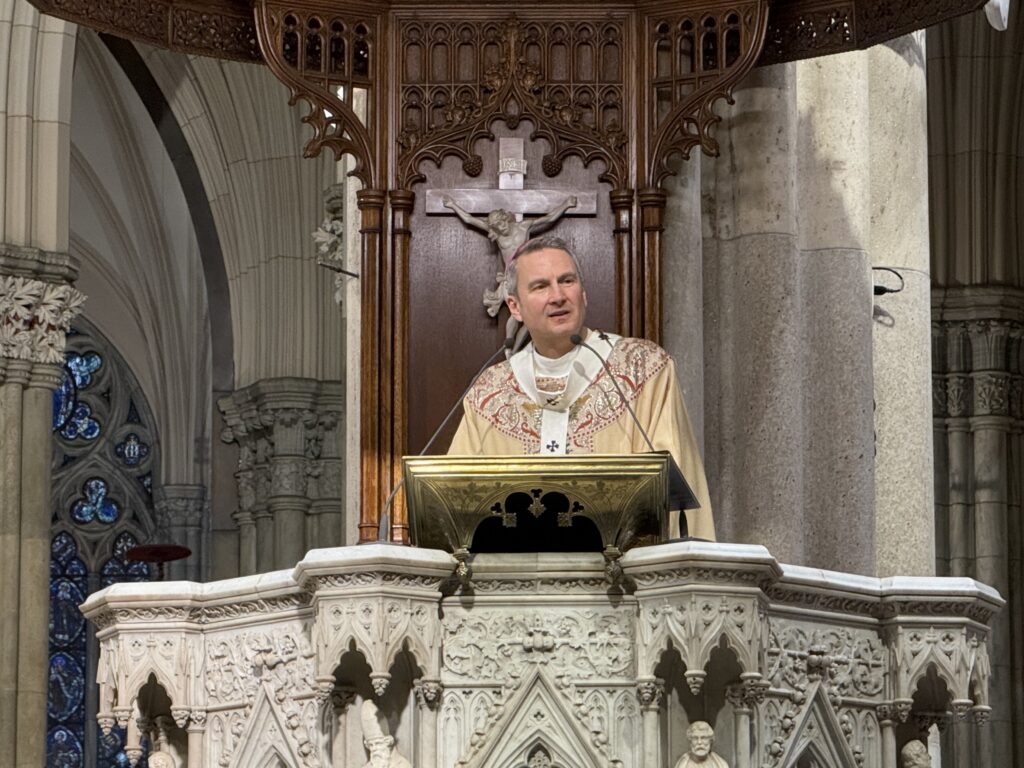 El arzobispo Ronald Hicks pronuncia su homilía durante la Misa Conmemorativa del 25.º aniversario del 11-S, celebrada el 10 de septiembre de 2026 en la Catedral de San Patricio, en Manhattan. Foto de Steven Schwankert/The Good Newsroom.