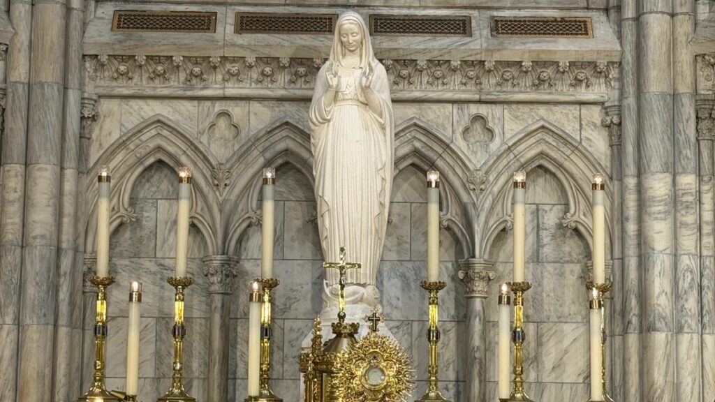 La Capilla de la Virgen (Lady Chapel), que se encuentra ubicada justo detrás del altar principal de la Catedral de San Patricio, alberga una hermosa estatua de la Virgen María. Foto: Fernanda Pierorazio/The Good Newsroom