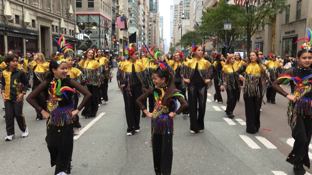 Un grupo de baile tradicional hispano participa en el Desfile de la Hispanidad en la Quinta Avenida de Nueva York el domingo 12 de octubre de 2025. Foto: The Good Newsroom.